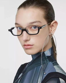 哥哥們，請用眼鏡“殺”我——論眼鏡的魅力與符號學